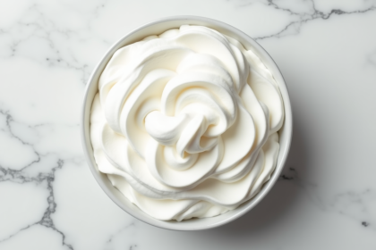 Bol de creme chantilly aeree et en pics doux vue de dessus